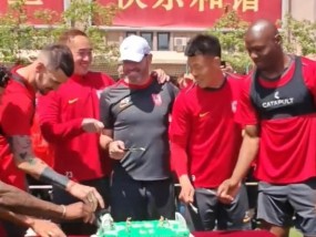天博综合体育-意甲足球队球衣设计及俱乐部传统色彩解析